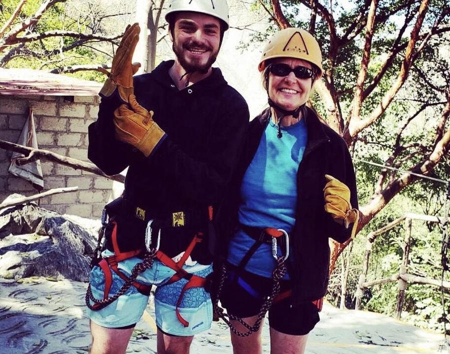 A Ian y su madre siempre les encantó viajar juntos y vivir aventuras divertidas, como practicar tirolesa en México.