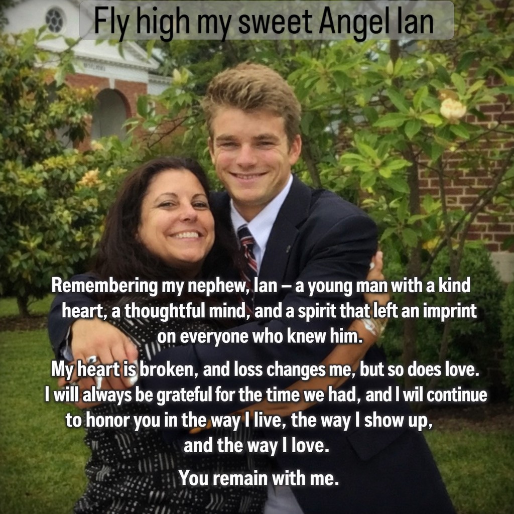 Una foto de Ian y su tía abrazándose al aire libre, con un mensaje de tributo de ella (traducido del inglés): “Recordando a mi sobrino, Ian — un joven de corazón bondadoso, mente reflexiva, y un espíritu que dejó huella en todos los que lo conocieron. Tengo el corazón roto, y la pérdida me cambia, pero el amor también. Siempre estaré agradecida por el tiempo que tuvimos, y seguiré honrándote en la forma en que vivo, en la forma en que me presento, y en la forma en que amo. Sigues conmigo.”